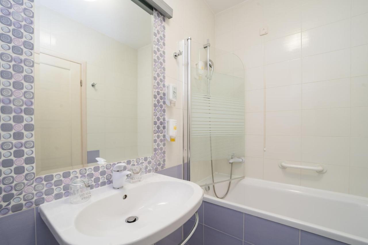 Hotel Zlatna Vala Umag Ngoại thất bức ảnh