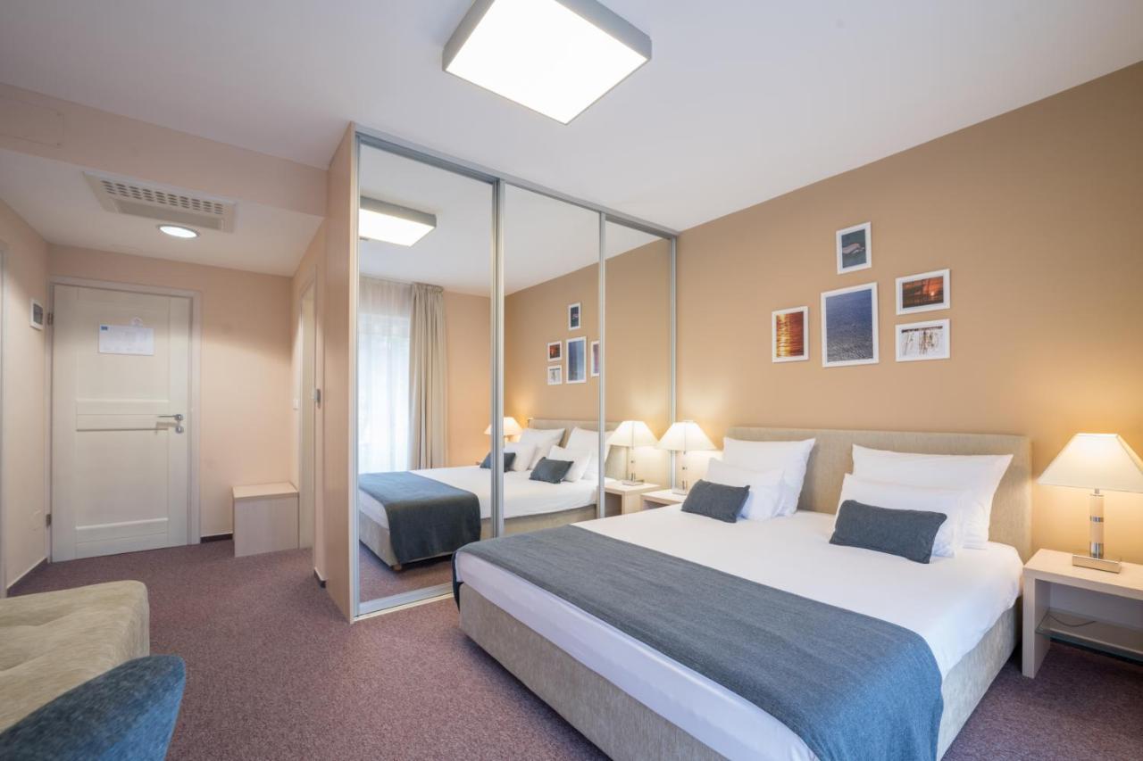 Hotel Zlatna Vala Umag Ngoại thất bức ảnh