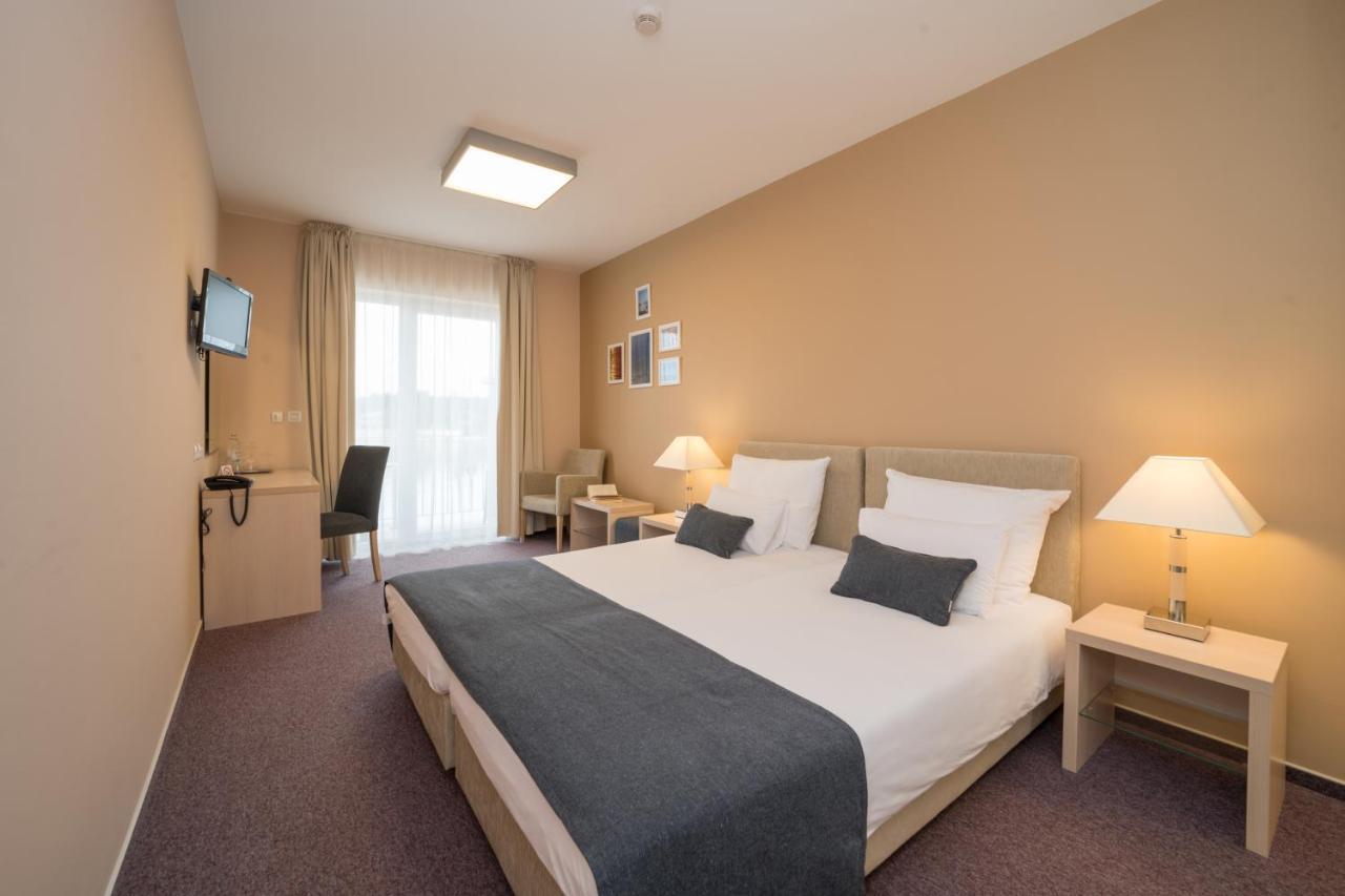 Hotel Zlatna Vala Umag Ngoại thất bức ảnh
