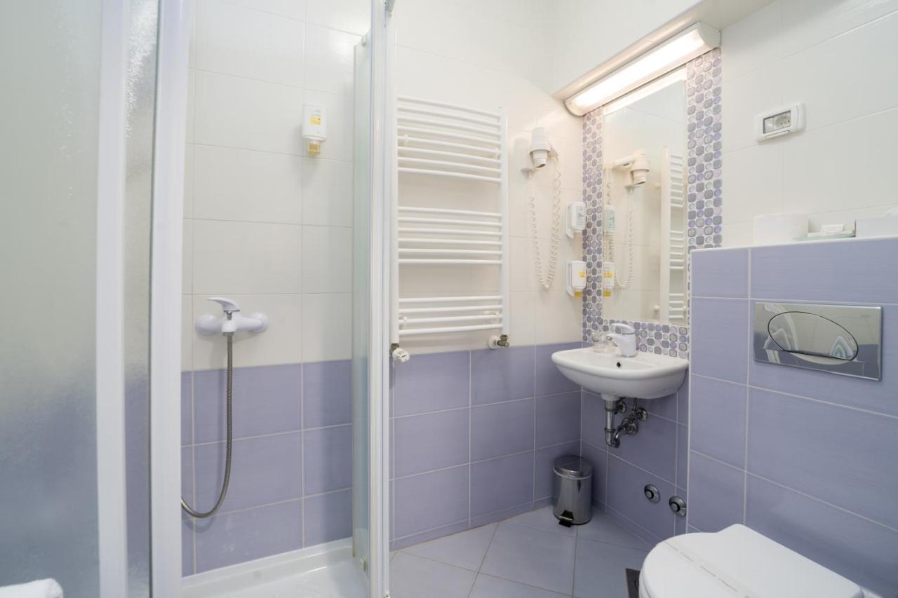 Hotel Zlatna Vala Umag Ngoại thất bức ảnh