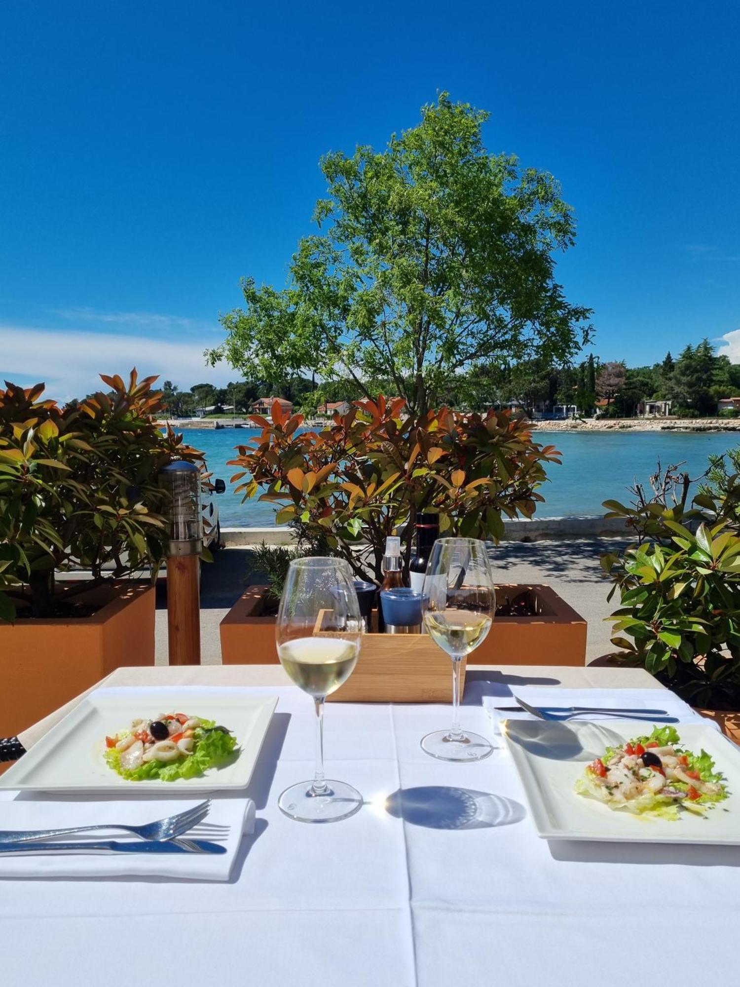 Hotel Zlatna Vala Umag Ngoại thất bức ảnh