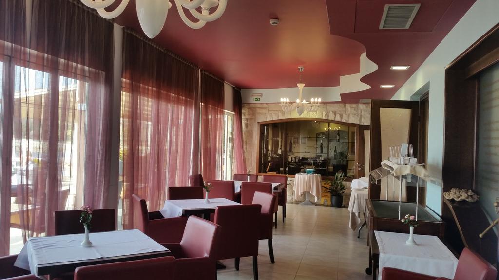Hotel Zlatna Vala Umag Ngoại thất bức ảnh