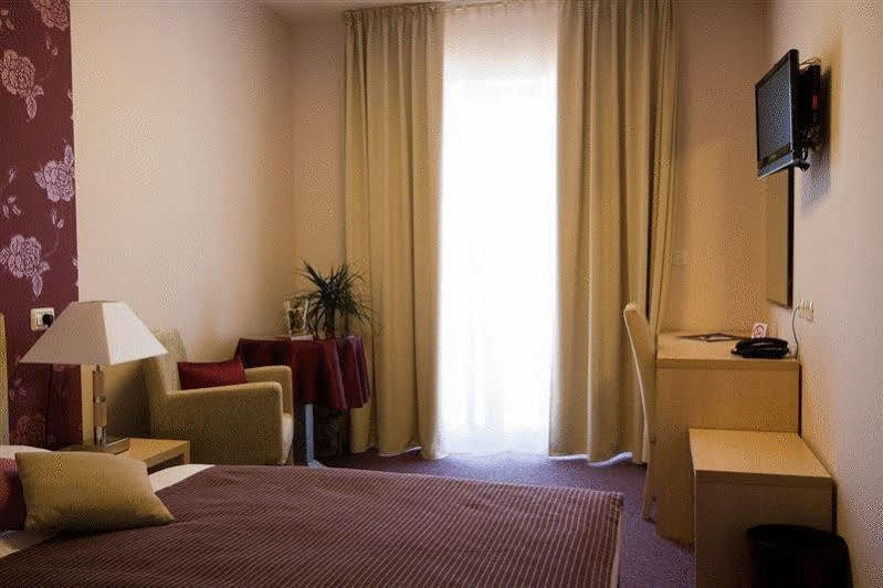 Hotel Zlatna Vala Umag Ngoại thất bức ảnh