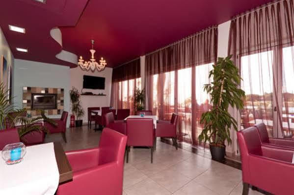 Hotel Zlatna Vala Umag Ngoại thất bức ảnh